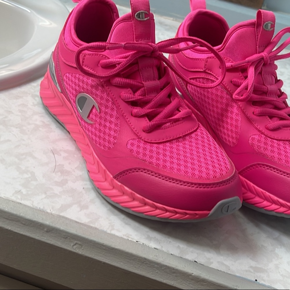 Selling size 8 tennis shoes.